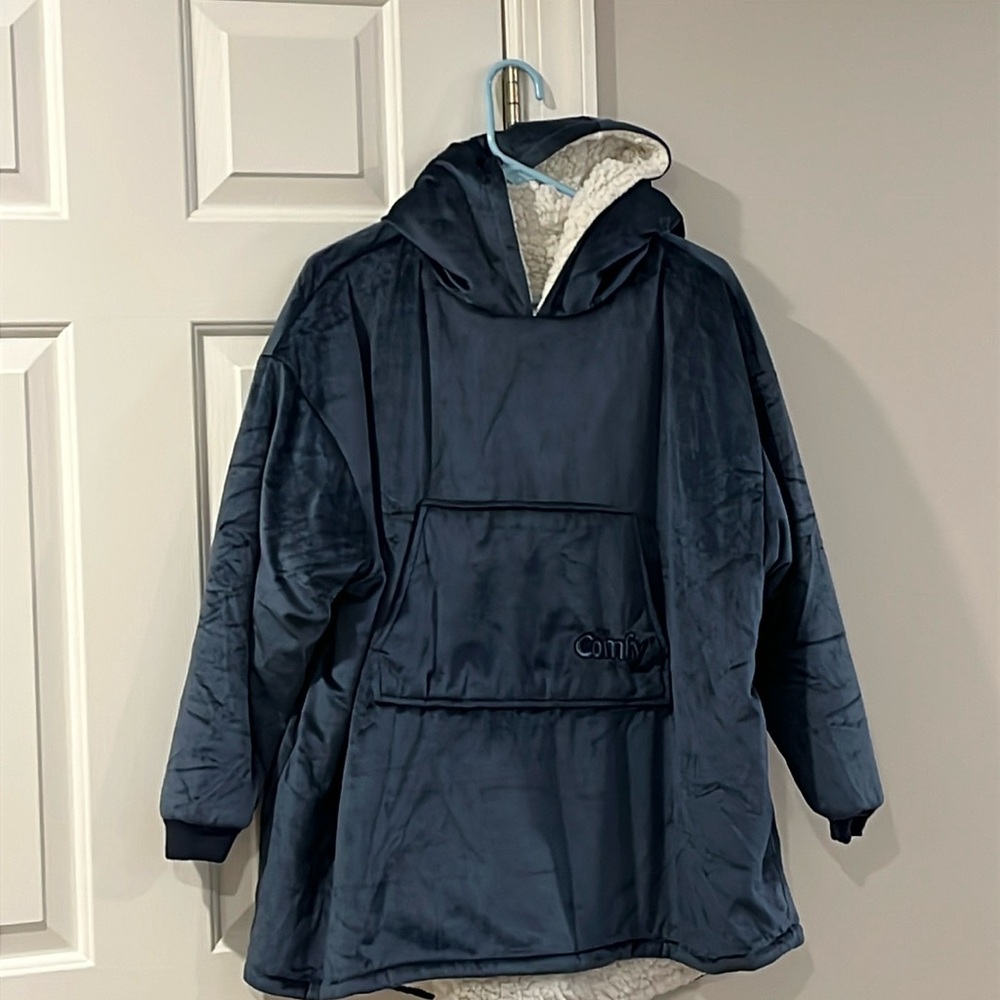 NWOT The Comfy Junior (Kids)  navy with Sherpa lining